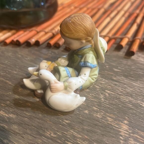 Holly Hobbie feeding pet geese “Little Things” Figurine - Picture 2 of 8